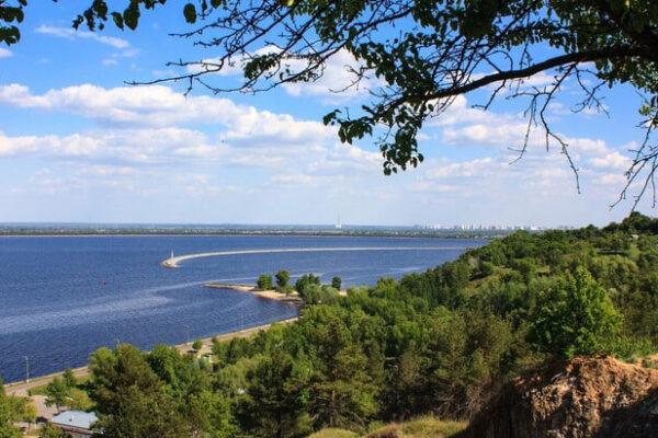 Набережна у Вишгороді. Фото: Вандрівка