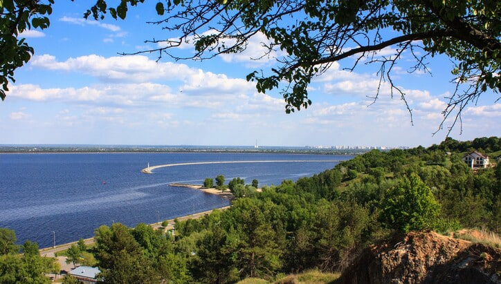 Набережна у Вишгороді. Фото: Вандрівка
