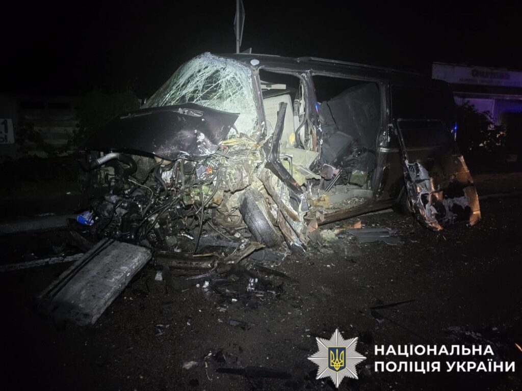 Аварія у Нових Петрівцях - легковик зіткнувся з мікроавтобусом
