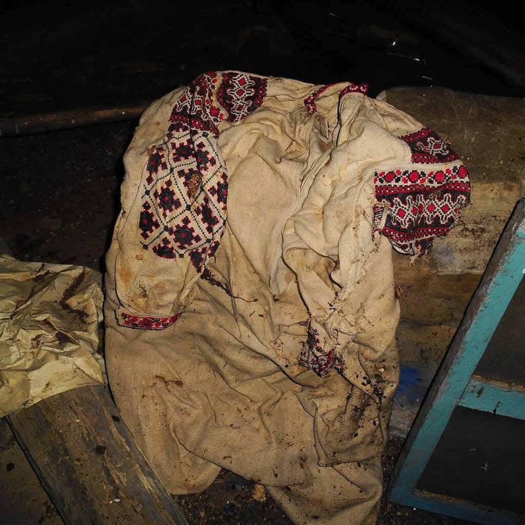 Вишивальники відновили старовинну сорочку з Зони відчуження