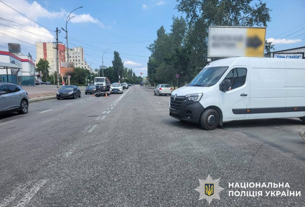 У Вишгороді сталася дорожня аварія: мотоцикл зіткнувся з бусом