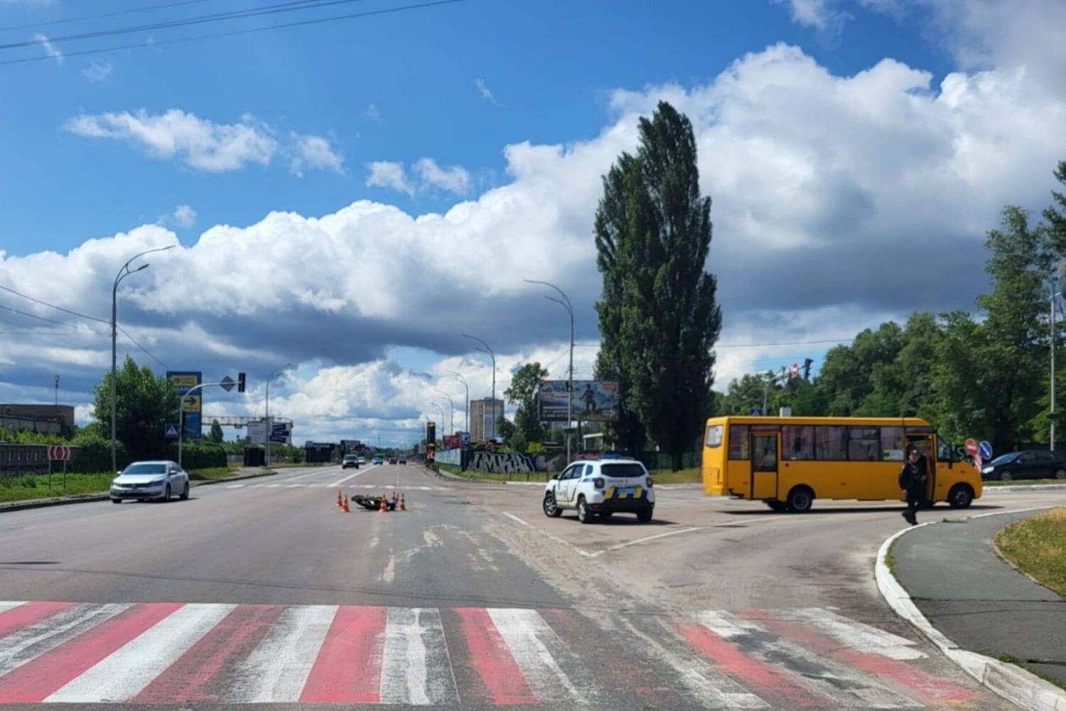 У Вишгороді автобус потрапив у зіткнення з мотоциклом, юнак отримав травми