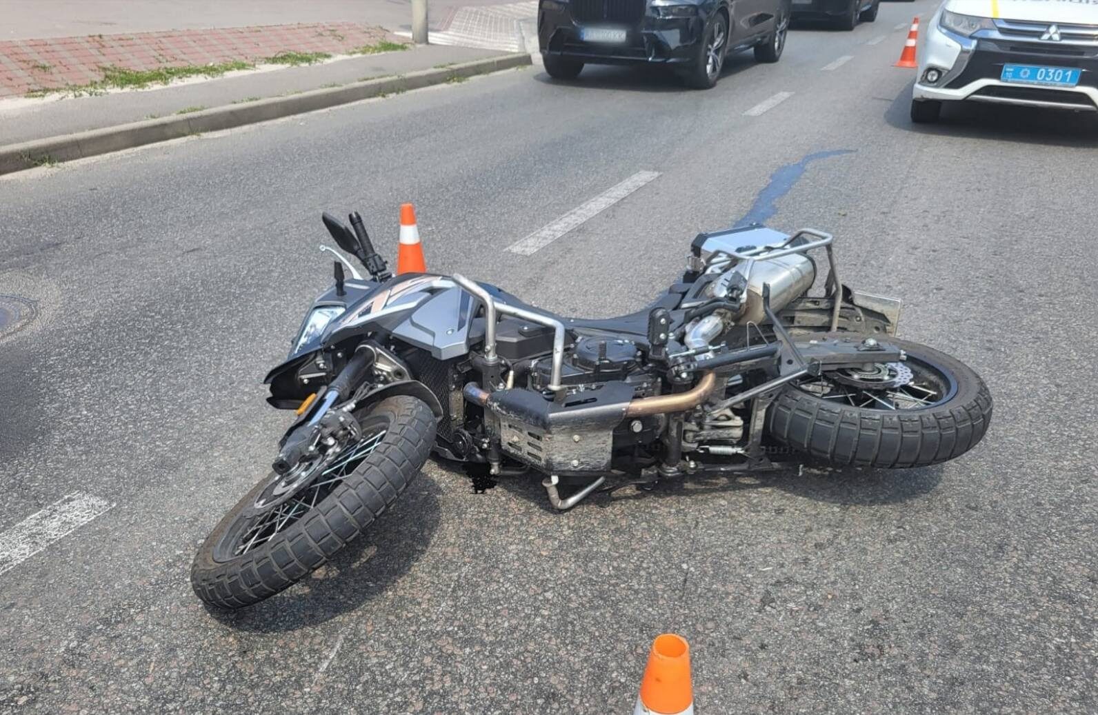 У Вишгороді сталася аварія: мотоцикл натрапив на бус