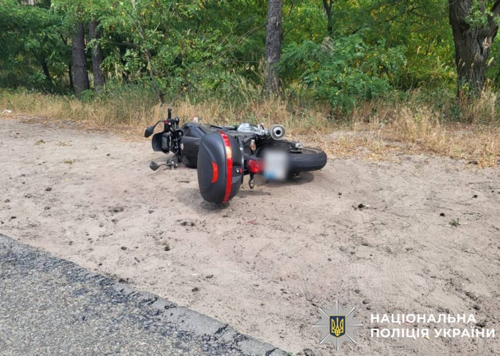 На трасі Київ-Ровжі сталася аварія за участю мотоцикла та автомобіля - подробиці ДТП