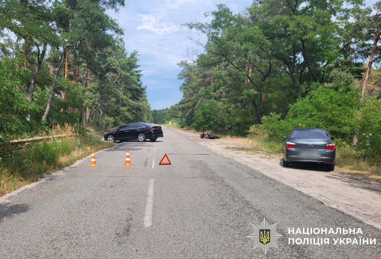 На трасі Київ-Ровжі сталося зіткнення мотоцикла та автомобіля - всі подробиці аварії
