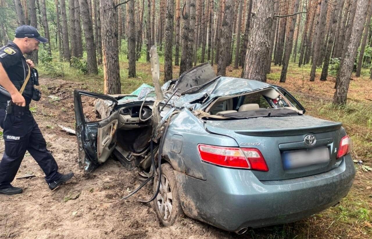Toyota Camry зіткнулася з деревом поблизу Лебедівки - водій загинув
