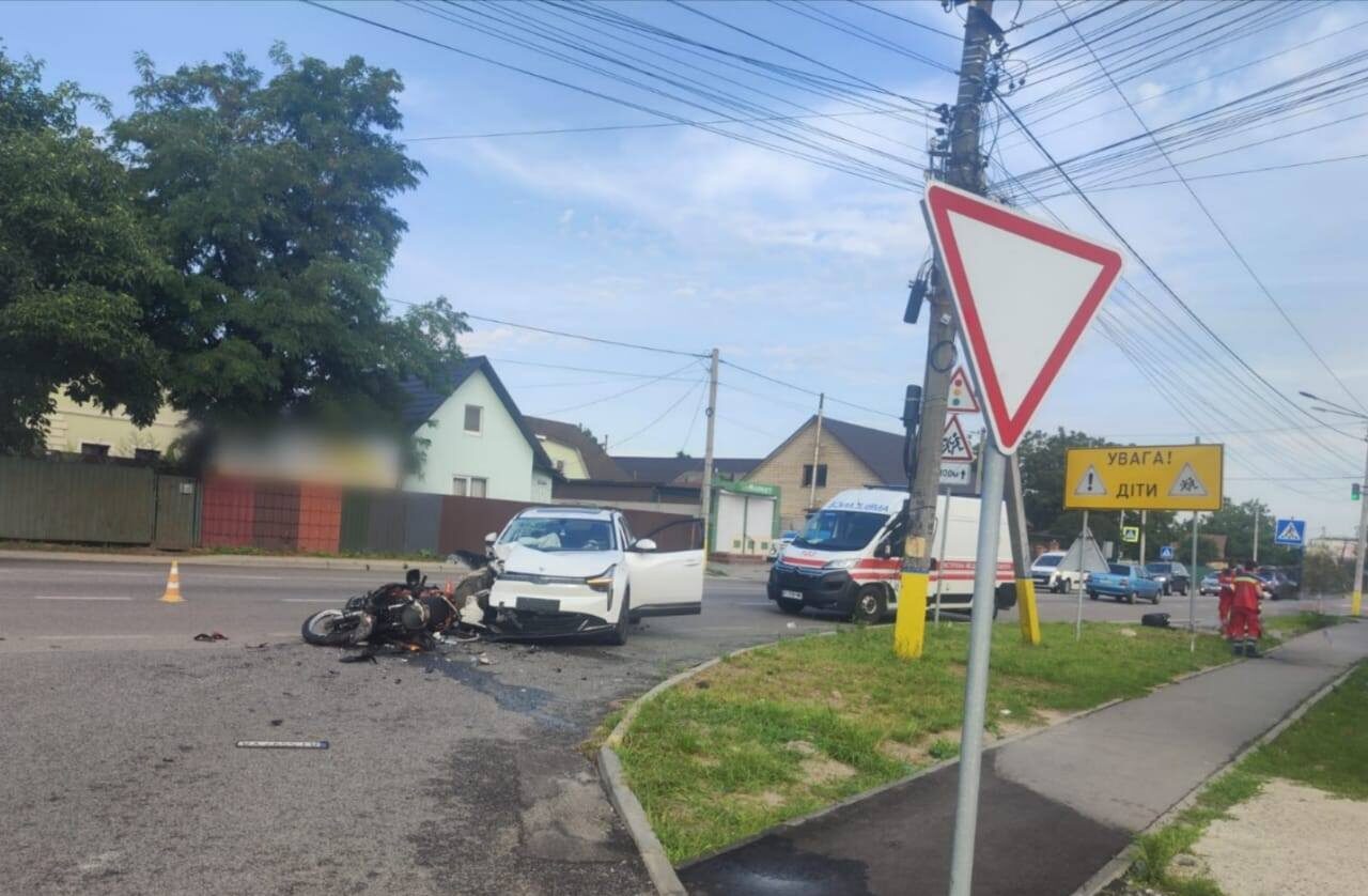 У Нових Петрівцях сталася аварія за участю мотоцикла та автомобіля