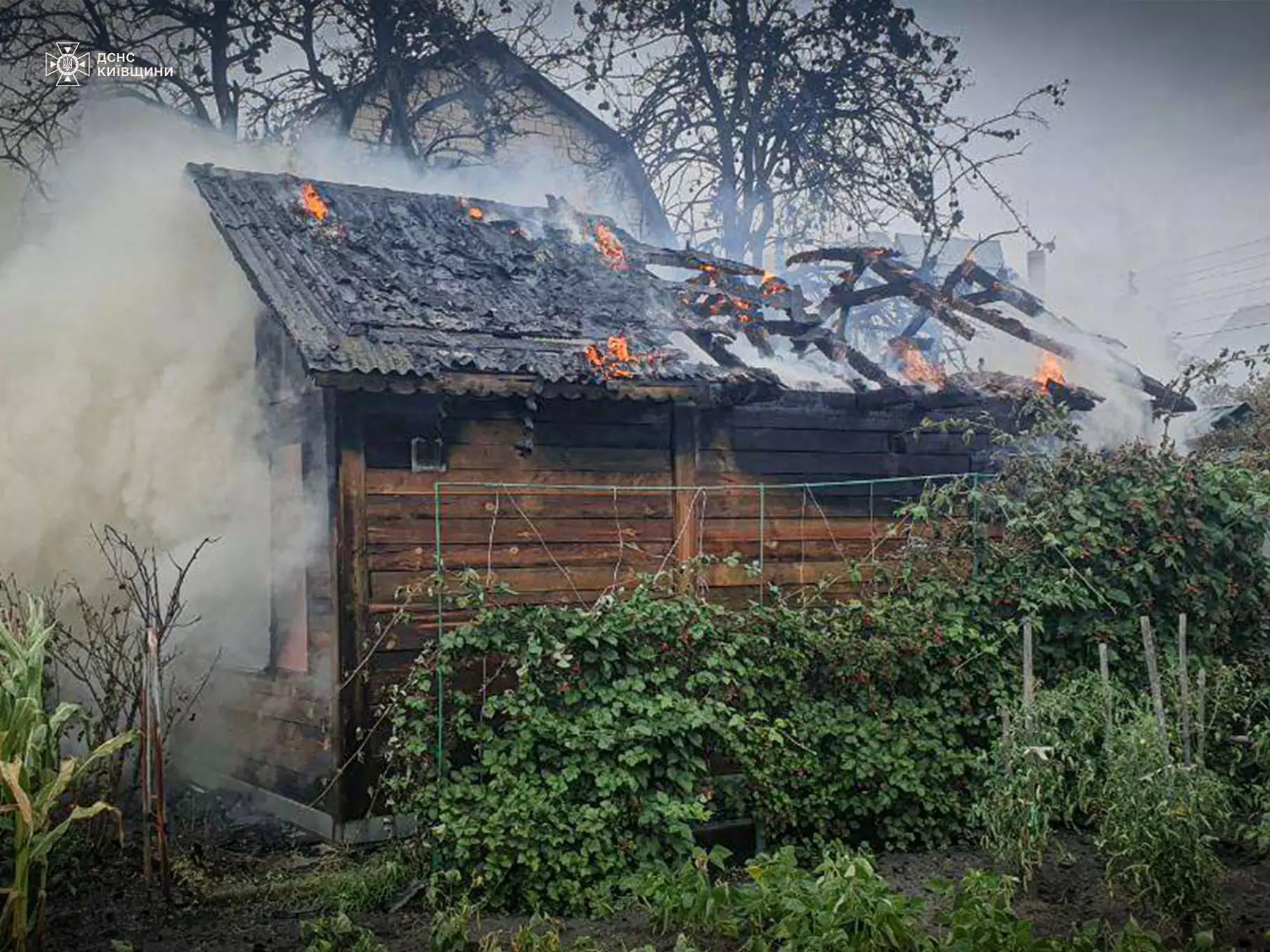 Пожежа у Хотянівці: Бійці ДСНС загасили вогонь у лазні