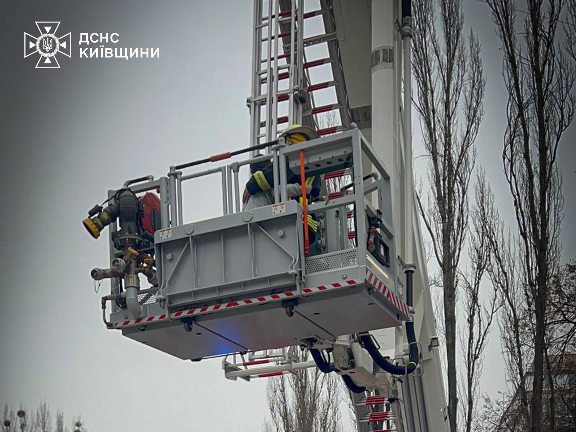 Рятувальні служби Вишгорода врятували літню жінку, що застрягла на навісі балкона