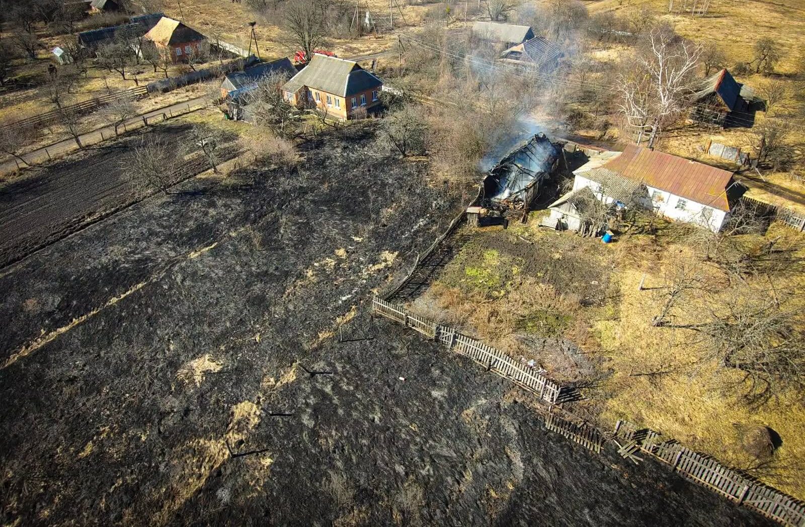 У Обуховичах сталася пожежа - будівля загорілася внаслідок спалення гілок