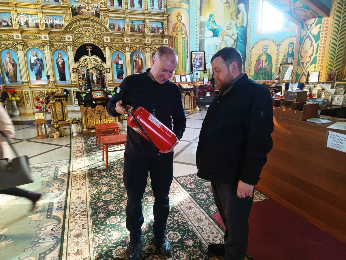 Інструктори ДСНС провели навчання в церквах Старих Петрівців та Лютежа