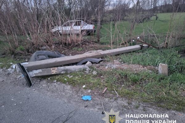 Daewoo Nexia в Ковалівці врізалася в бетонну опору електропередач