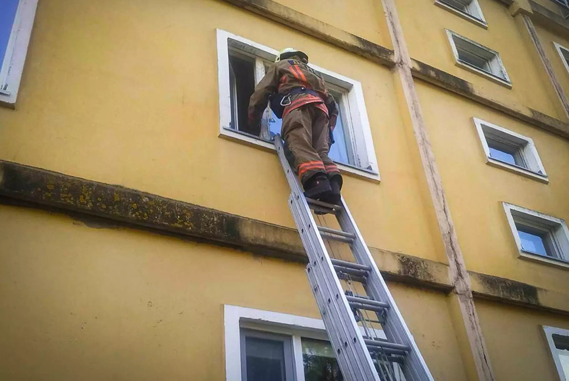 У Славутичі рятувальники визволили жінку з заблокованого дому