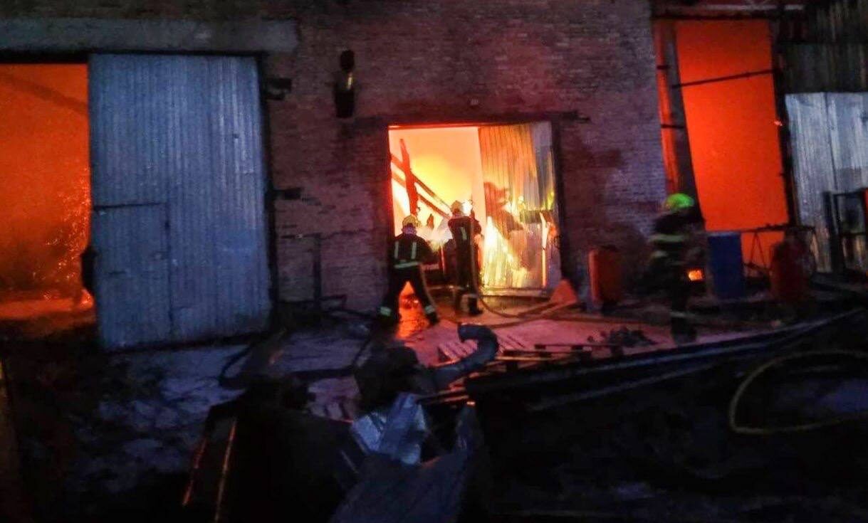 В Іванкові виникла пожежа в цеху деревообробки - подробиці