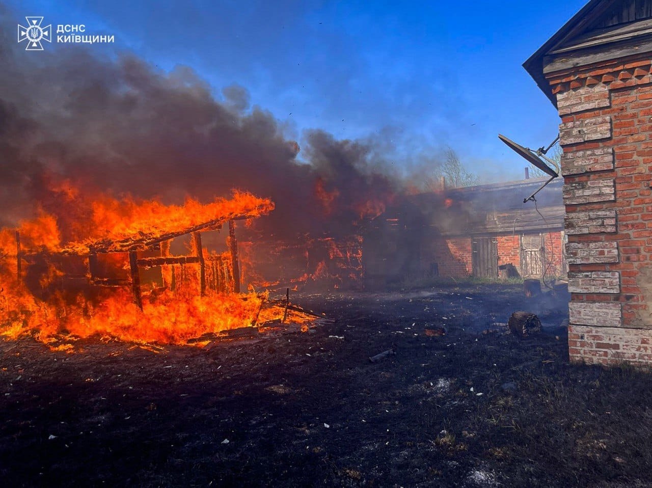 В Романівці вогонь поширився на будівлі